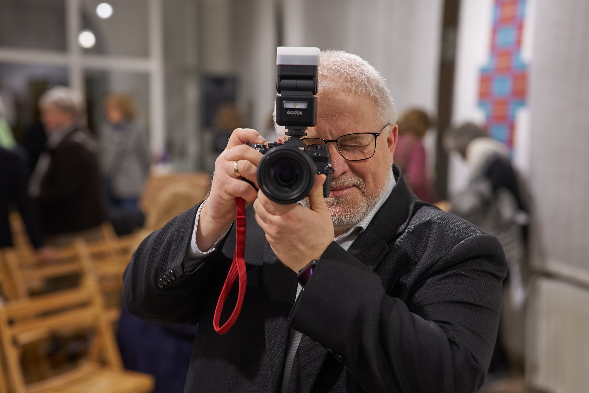Varga Attila fotográfus a fényképezőgépével